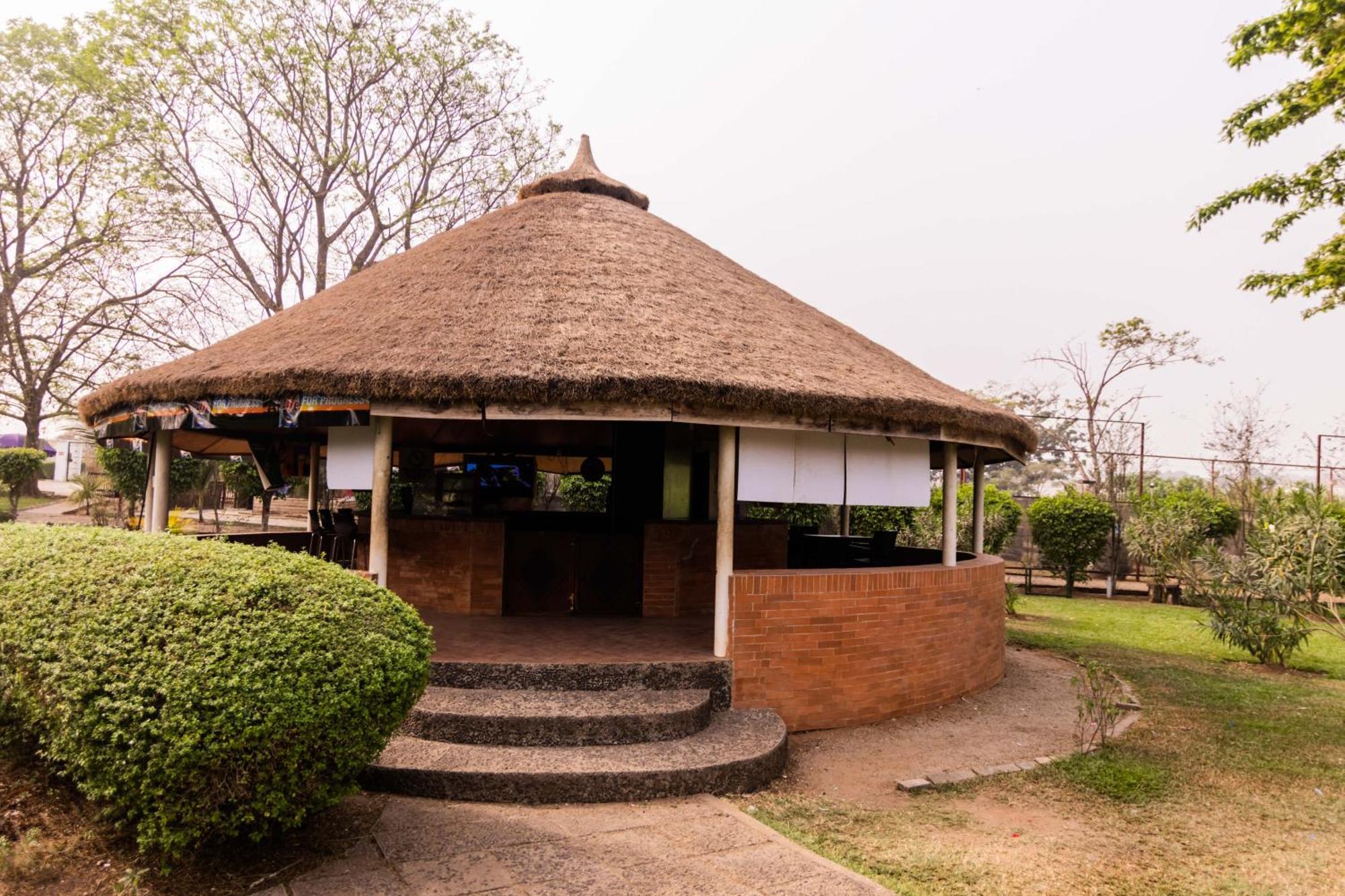 Okpanam Nelson Mandela Gardens酒店 外观 照片